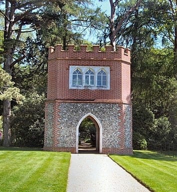 Folly_Walk,_Doddington_Place_Gardens_-_geograph.org.uk_-_2961513